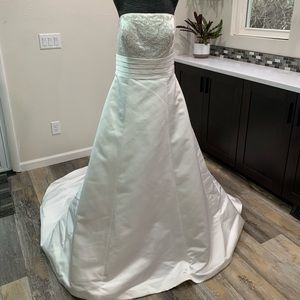 🚫SOLD🚫Wedding Dress Eden Bridal Sz 14 White Strapless Heart Designs